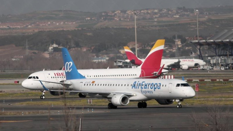 ep archivo   un avion de iberia y otro de air europa