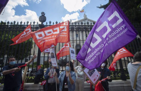 ep archivo   un grupo de personas participa en una concentracion por la situacion laboral de los