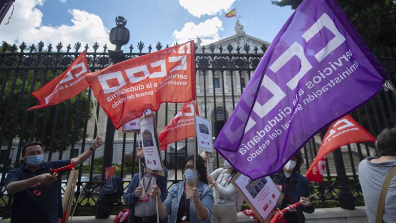 ep archivo   un grupo de personas participa en una concentracion por la situacion laboral de los