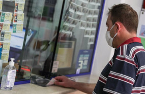 ep archivo   un hombre compra loteria en una administracion en manises