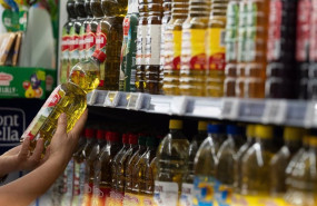 ep archivo   una persona coge una botella de aceite en un lineal de supermercado