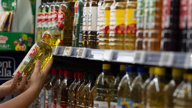 ep archivo   una persona coge una botella de aceite en un lineal de supermercado