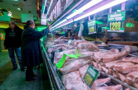 ep archivo   varias personas comprando en un supermercado