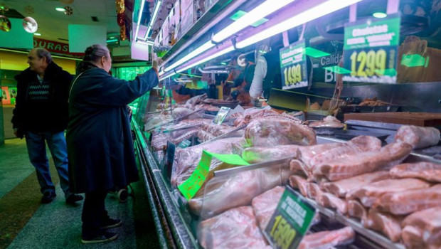 ep archivo   varias personas comprando en un supermercado