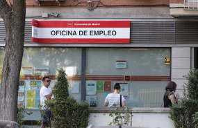 ep archivo   varias personas hacen cola en una oficina del sepe a 4 de agosto de 2025 en madrid