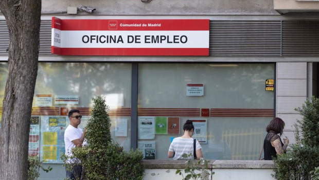 ep archivo   varias personas hacen cola en una oficina del sepe a 4 de agosto de 2025 en madrid