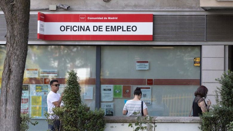 ep archivo   varias personas hacen cola en una oficina del sepe a 4 de agosto de 2025 en madrid