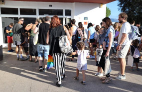 ep archivo varios padres llevan a sus hijos al colegio ep archivo varios padres llevan a sus hijos al colegio