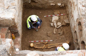 ep arqueologos estudian un esqueleto hallado en las excavaciones del antiguo cine astoria en febrero