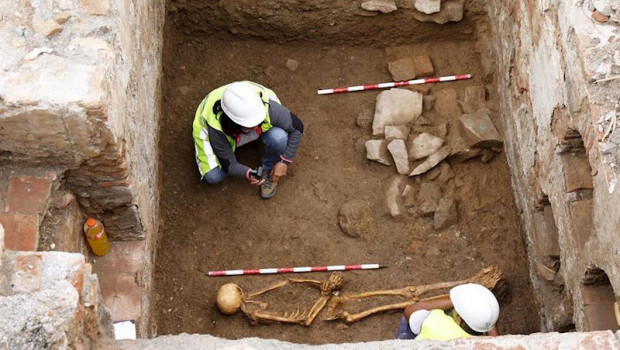 ep arqueologos estudian un esqueleto hallado en las excavaciones del antiguo cine astoria en febrero