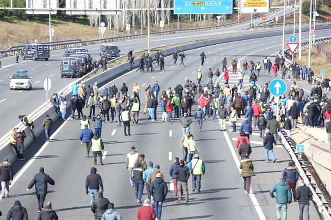 Cargas policiales en la concentración de los taxistas en la M-40 y accesos a IF | Ricardo Rubio - Europa Press ep cargas policialesla concentracionlos taxistasla m-40 y accesosif
