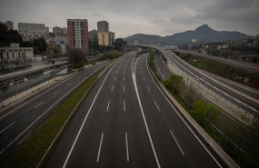 ep carretera sin apenas trafico en la entrada a barcelona por la autopista del valles