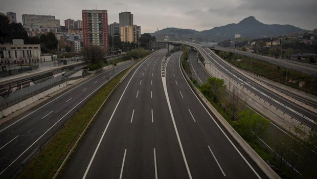 ep carretera sin apenas trafico en la entrada a barcelona por la autopista del valles