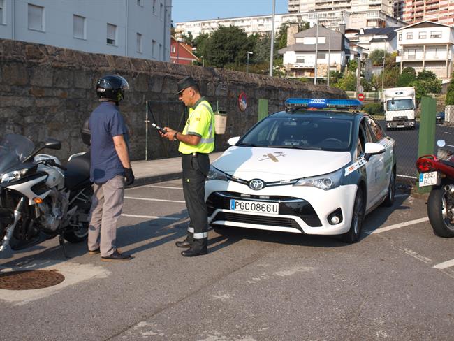 Control de la Guardia Civil a un motorista | GUARDIA CIVIL ep controlla guardia civilun motorista