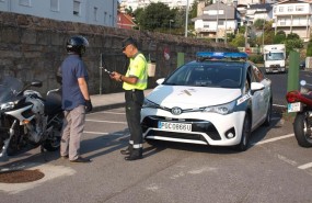 ep controlla guardia civilun motorista