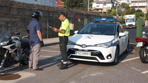 ep controlla guardia civilun motorista
