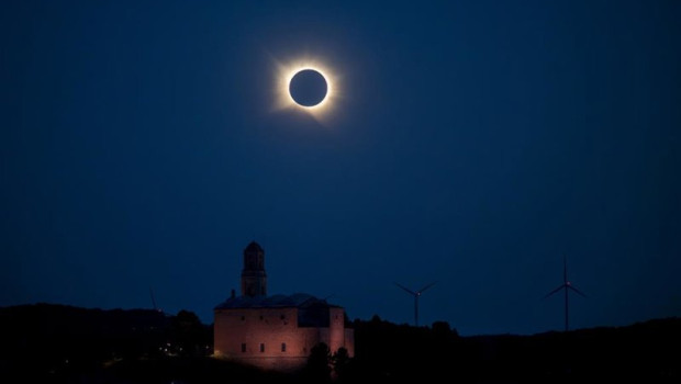 ep corbera debre durante el eclipse solar total de 2026 a 12 de agosto de 2026 en tarragona