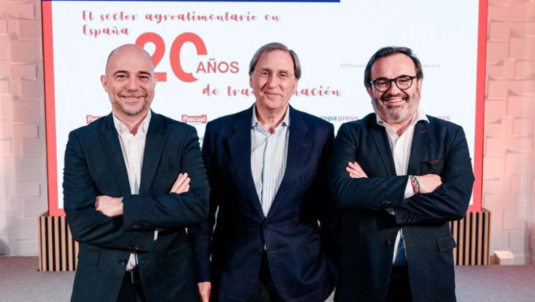 El CEO de Pascual, César Vargas el presidente de Pascual, Tomás Pascual y el presidente de Aecoc, Ignacio González Benito, en el encuentro informativo ‘El sector agroalimentario en España, 20 años de transformación’, organizado por Europa Press. | Carlos Luján - Europa Press ep el ceo de pascual cesar vargas el presidente de pascual tomas pascual y el presidente de aecoc