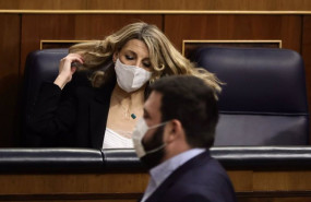 ep el diputado de eh bildu en el congreso jon inarritu pasa por delante de la vicepresidenta segunda