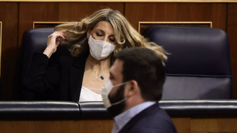 El diputado de EH-Bildu en el Congreso, Jon Iñárritu, pasa por delante de la vicepresidenta segunda y ministra de Trabajo y Economía Social, Yolanda Díaz, en una sesión plenaria en el Congreso | Eduardo Parra - Europa Press ep el diputado de eh bildu en el congreso jon inarritu pasa por delante de la vicepresidenta segunda