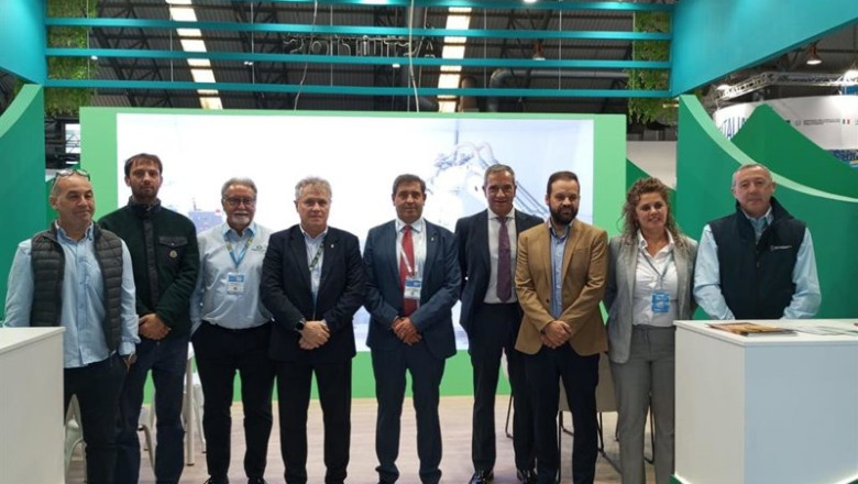 ep el director general de pesca maritima francisco gonzalez junto a los productores asturianos