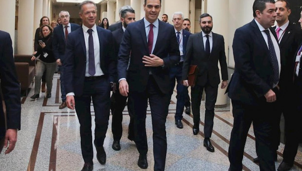 ep el portavoz del grupo socialista en el senado ander gil y el el presidente de gobierno pedro