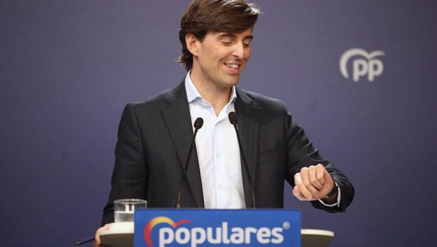 ep el vicesecretario de comunicacion del partido popular pablo montesinos mira su reloj durante la