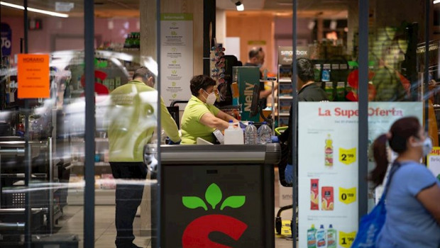 ep entrada de un supermercado abierto durante el dia 45 del estado de alarma decretado por el