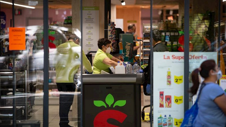 ep entrada de un supermercado abierto durante el dia 45 del estado de alarma decretado por el