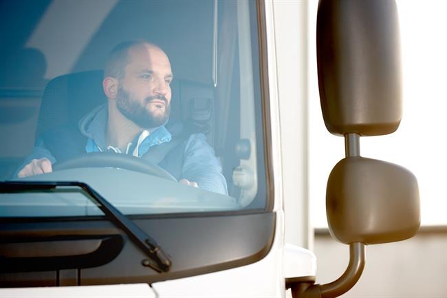 Foto recurso hombre conduciendo camión | TOMTOM ep foto recurso hombre conduciendo camion