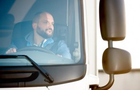ep foto recurso hombre conduciendo camion