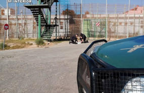 ep guardias civiles descuben droga lanzada desde el otro lado de la valla de melilla