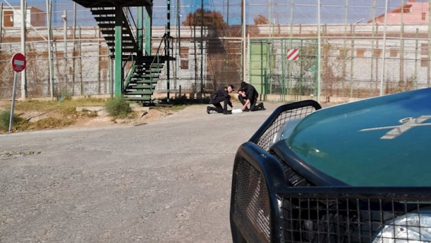 ep guardias civiles descuben droga lanzada desde el otro lado de la valla de melilla