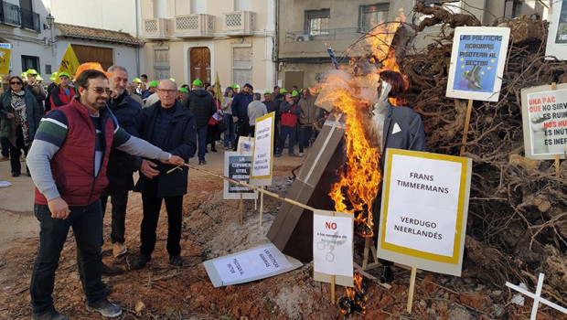 ep hoguera del vino de agricultores valencianos contra las politicas europeas