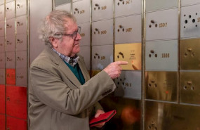 ep ian gibson deposita su legado en la caja de las letras del instituto cervantes