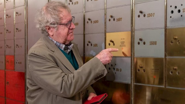 ep ian gibson deposita su legado en la caja de las letras del instituto cervantes