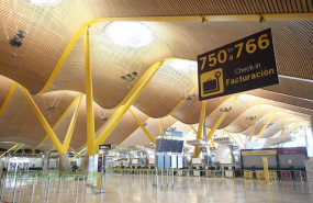 ep instalaciones internas de la terminal 4 del aeropuerto adolfo suarez madrid-barajas madrid espana