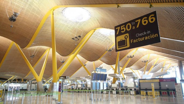 ep instalaciones internas de la terminal 4 del aeropuerto adolfo suarez madrid-barajas madrid espana