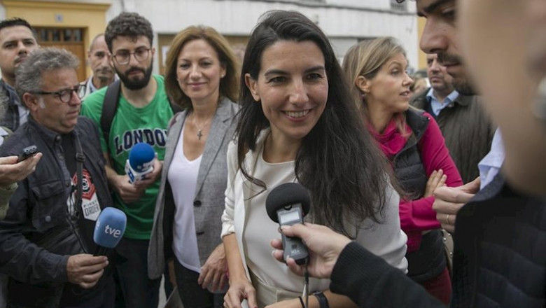 La presidenta de Vox Madrid, Rocío Monasterio (c) atiende a medios a las puertas del Centro Mena. En Sevilla, a 04 de noviembre de 2019. | María José López - Europa Press ep la presidenta de vox madrid rocio monasterio c atiende a medios a las puertas del centro mena en