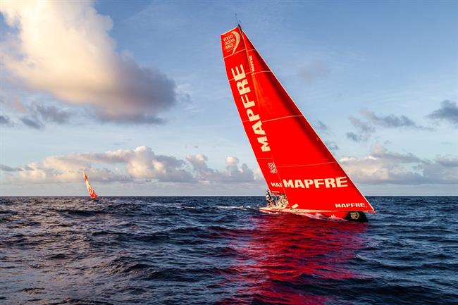 El MAPFRE con el Dongfeng al fondo | UGO FONOLLA/VOLVO OCEAN RACE ep mapfredongfengfondo