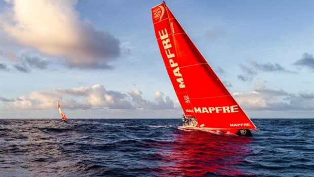 El MAPFRE con el Dongfeng al fondo | UGO FONOLLA/VOLVO OCEAN RACE ep mapfredongfengfondo