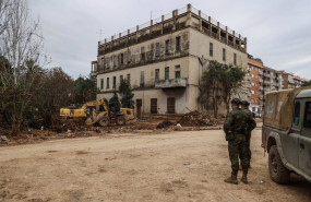 ep militares y una maquina excavadora en las inmediaciones del lugar donde han hallado un cadaver