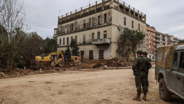 ep militares y una maquina excavadora en las inmediaciones del lugar donde han hallado un cadaver