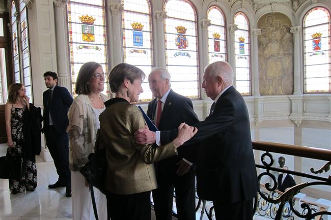 Ortega y Armisén felicitando a los homenajeados. | EUROPA PRESS ep ortegaarmisen felicitandolos homenajeados