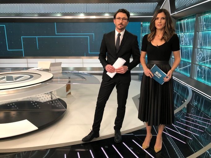ep presentadores del ente publico ib3 vestidos de negro para reivindicar las mejoras laborales de