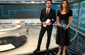 ep presentadores del ente publico ib3 vestidos de negro para reivindicar las mejoras laborales de