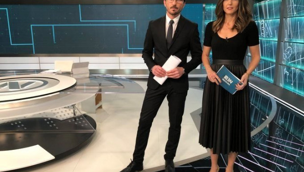 ep presentadores del ente publico ib3 vestidos de negro para reivindicar las mejoras laborales de