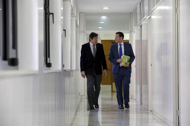 El presidente de Asturias, Javier Fernández, y el consejero Guillermo MArtínez | ARMANDO ALVAREZ ep presidenteasturias javier fernandez yconsejero guillermo martinez