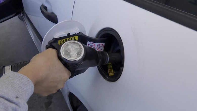 Repostando en una gasolinera | EUROPA PRESS ep repostando en una gasolinera