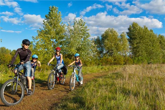 Rutas en bicicleta con las que disfrutar en familia. | ISTOCK ep rutasbicicletalasdisfrutarfamilia